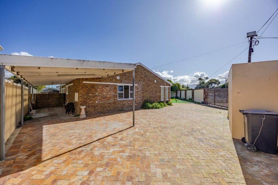 4 Bedroom Property for Sale in Zeekoevlei Western Cape